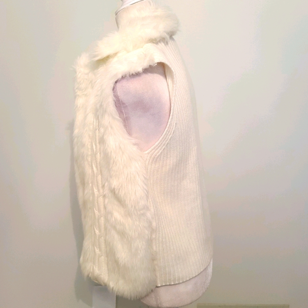 NWOT XOXO FAUX FUR VEST - Picture 5 of 8